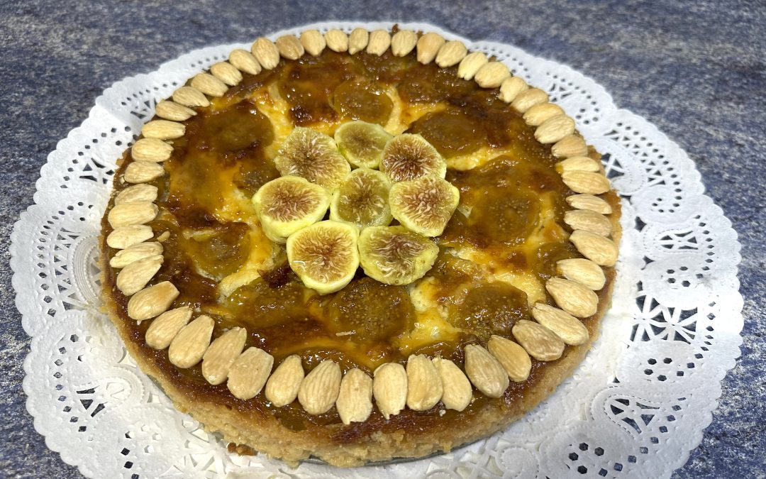 Tarta extremeña de higos casera decorada con almendras y mermelada de albaricoque.
