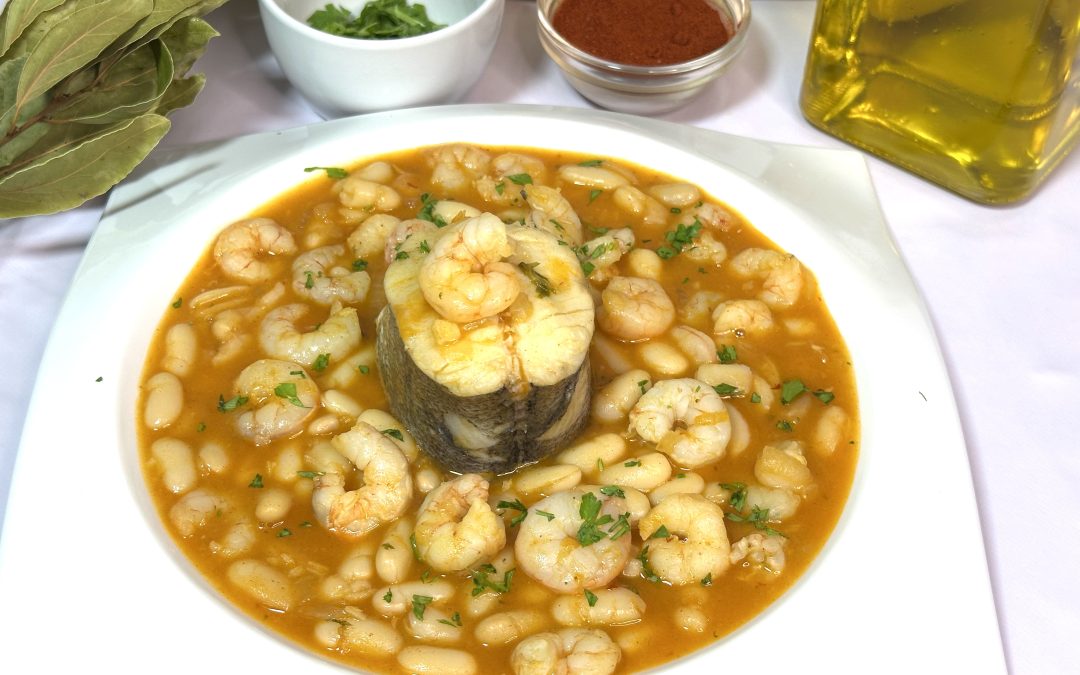 Alubias guisadas con merluza y gambas, receta casera de Isabel Moro.